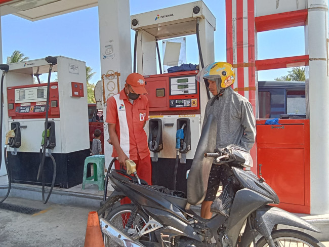 Pengisian BBM di SPBU Lingkar Luar di Kota Maumere, Senin (2/10)