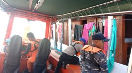 Suasana pencarian warga Cina yang hilang di Pantai Long Pink Beach Labuan Bajo, Senin (3/10)