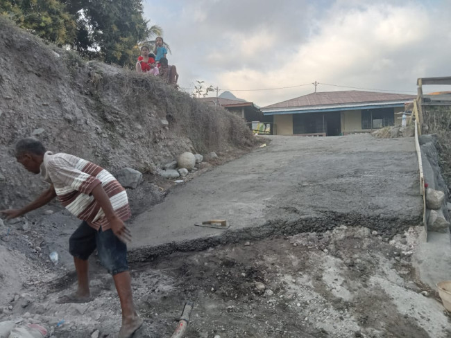 Pekerjaan turap pengaman bangunan di TKK St Agustinus Umauta (foto: istimewa)