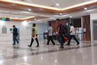 Tersangka kasus sunat dana sertifikasi tiba di Bandara Eltari Kupang, Kamis (5/10)