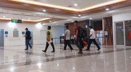 Tersangka kasus sunat dana sertifikasi tiba di Bandara Eltari Kupang, Kamis (5/10)