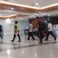 Tersangka kasus sunat dana sertifikasi tiba di Bandara Eltari Kupang, Kamis (5/10)