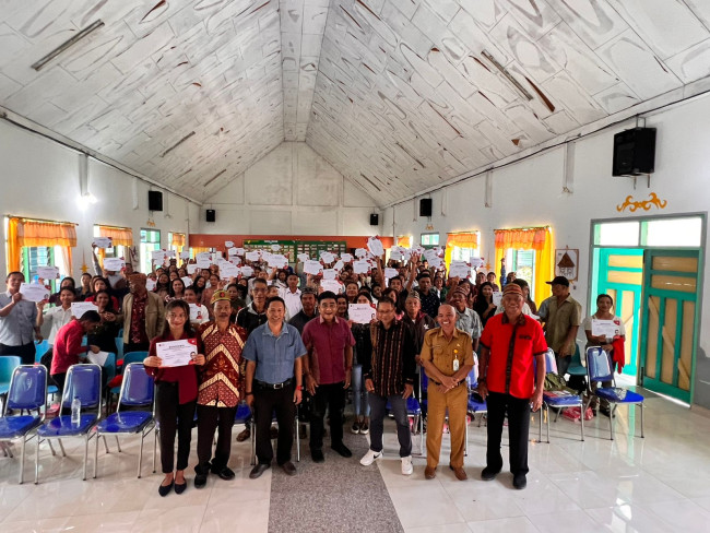 AHP menyerahkan Beasiswa KIP Kuliah Aspirasi di Aula SMAK Setia Bakti Ruteng