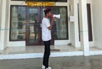 Ketua GMNI Sikka Yohanes Maro sedang melakukan orasi di Kantor Dinas PKO Sikka, Jumat (20/10)