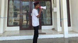 Ketua GMNI Sikka Yohanes Maro sedang melakukan orasi di Kantor Dinas PKO Sikka, Jumat (20/10)