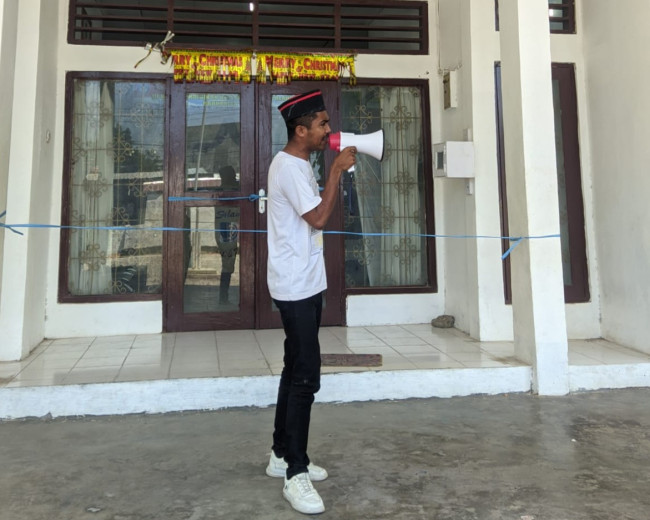 Ketua GMNI Sikka Yohanes Maro sedang melakukan orasi di Kantor Dinas PKO Sikka, Jumat (20/10)