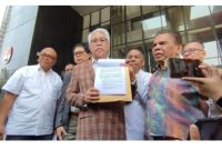 Pengacara TPDI di Gedung KPK, Senin (22/10)