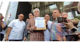Pengacara TPDI di Gedung KPK, Senin (22/10)