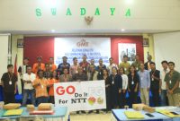 Peserta pelatihan jurnalistik pose bersama penyelenggara dan panitia, Sabtu (28/10) di Aula Heinrich Maumere