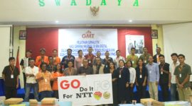 Peserta pelatihan jurnalistik pose bersama penyelenggara dan panitia, Sabtu (28/10) di Aula Heinrich Maumere