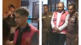 Tersangka dugaan tindak pidana korupsi Pembangunan Puskesmas Paga diiringi ke mobil tahanan, Rabu (18/10)