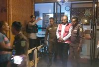 YBL, tersangka kasus dugaan tindak pidana Pembangunan Puskesmas Paga, digelandang memuju mobil tahanan, Rabu (18/10)