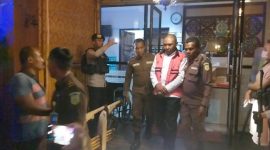 YBL, tersangka kasus dugaan tindak pidana Pembangunan Puskesmas Paga, digelandang memuju mobil tahanan, Rabu (18/10)