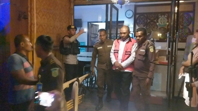 YBL, tersangka kasus dugaan tindak pidana Pembangunan Puskesmas Paga, digelandang memuju mobil tahanan, Rabu (18/10)
