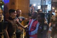 Tersangka YBL digiring menuju mobil tahanan, sempat menangis ketika ditegir seorang polisi berpakaian preman, Rabu (18/10)