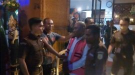 Tersangka YBL digiring menuju mobil tahanan, sempat menangis ketika ditegir seorang polisi berpakaian preman, Rabu (18/10)