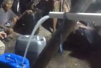 Warga Palue  menyambut gembira hadirnya air bersih melalui sumur bor bantuan Kapolri dan Ketum Bhayangkari, Jumat (20/10)