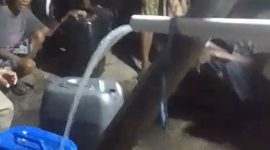 Warga Palue  menyambut gembira hadirnya air bersih melalui sumur bor bantuan Kapolri dan Ketum Bhayangkari, Jumat (20/10)