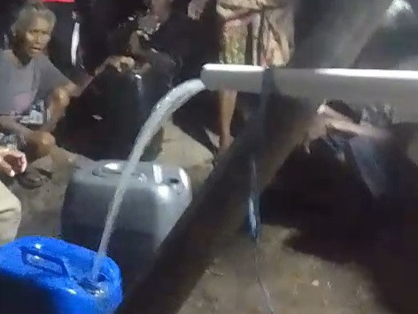 Warga Palue  menyambut gembira hadirnya air bersih melalui sumur bor bantuan Kapolri dan Ketum Bhayangkari, Jumat (20/10)