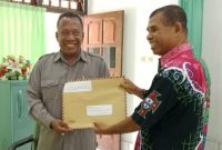 Koordinator Jaringan HAM Siflan Angi menyerahkan surat resmi kepada Ketua DPRD Sikka Donatus David, Senin (9/10)