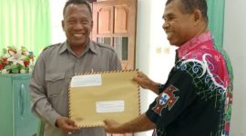Koordinator Jaringan HAM Siflan Angi menyerahkan surat resmi kepada Ketua DPRD Sikka Donatus David, Senin (9/10)