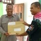 Koordinator Jaringan HAM Siflan Angi menyerahkan surat resmi kepada Ketua DPRD Sikka Donatus David, Senin (9/10)