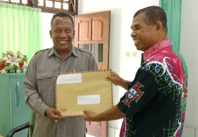 Koordinator Jaringan HAM Siflan Angi menyerahkan surat resmi kepada Ketua DPRD Sikka Donatus David, Senin (9/10)