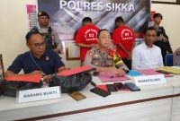 Wakapolres Sikka Kompol Ruliyanto Junaedi Putera Pahroen menggelar konperensi pers kasus narkoba dan pencurian, Selasa (7/11)