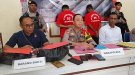 Wakapolres Sikka Kompol Ruliyanto Junaedi Putera Pahroen menggelar konperensi pers kasus narkoba dan pencurian, Selasa (7/11)