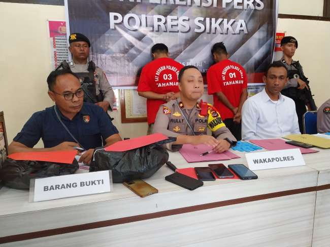 Wakapolres Sikka Kompol Ruliyanto Junaedi Putera Pahroen menggelar konperensi pers kasus narkoba dan pencurian, Selasa (7/11)