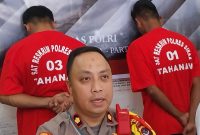 Wakapolres Sikka Kompol Ruliyanto Junaedi Putera Pahroen menggelar konperensi pers kasus pencurian, Selasa (7/11)