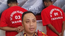 Wakapolres Sikka Kompol Ruliyanto Junaedi Putera Pahroen menggelar konperensi pers kasus pencurian, Selasa (7/11)