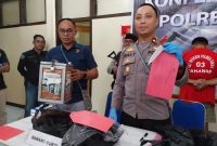 Barang bukti sebilah pisau yang digunakan untuk mencongkel lemari uang Swalayan Rezeki Express