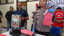 Barang bukti sebilah pisau yang digunakan untuk mencongkel lemari uang Swalayan Rezeki Express
