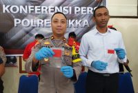 Wakapolres Sikka Kompol Ruliyanto Junaedi Putera Pahroen didampingi Kasat Narkoba Iptu Muslikhan Sara memperlihatkan barang bukti sabu, Selasa (7/11)