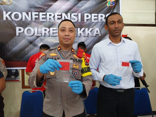 Wakapolres Sikka Kompol Ruliyanto Junaedi Putera Pahroen didampingi Kasat Narkoba Iptu Muslikhan Sara memperlihatkan barang bukti sabu, Selasa (7/11)