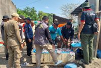 Petugas SatPol PP Sikka tertibkan PKL yang masih beraktifitas di eks Pasar Geliting