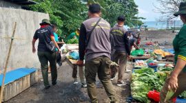 Petugas SatPol PP Sikka menertibkan PKL di eks Pasar Geliting, Jumat (10/11)