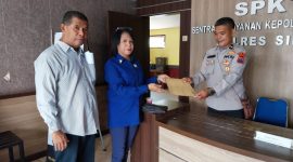 Kepala Bidang Pengawasan Ketenagakerjaan Dinas Nakertrans Sikka Wellibrorda Dua Bura menyampaikan resmi laporan pengaduan tertulis terhadap dugaan kekerasan verbal, Senin (13/11)