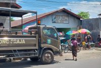 PKL membuka pasar bayangan di depan Pasar PNPM, Jumat (17/11)