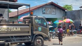 PKL membuka pasar bayangan di depan Pasar PNPM, Jumat (17/11)