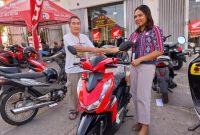 Serah terima Grand Prize Honda Beat di halaman CV Raja Jaya Motor, Jumat (17/11)