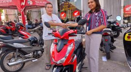 Serah terima Grand Prize Honda Beat di halaman CV Raja Jaya Motor, Jumat (17/11)