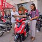 Serah terima Grand Prize Honda Beat di halaman CV Raja Jaya Motor, Jumat (17/11)