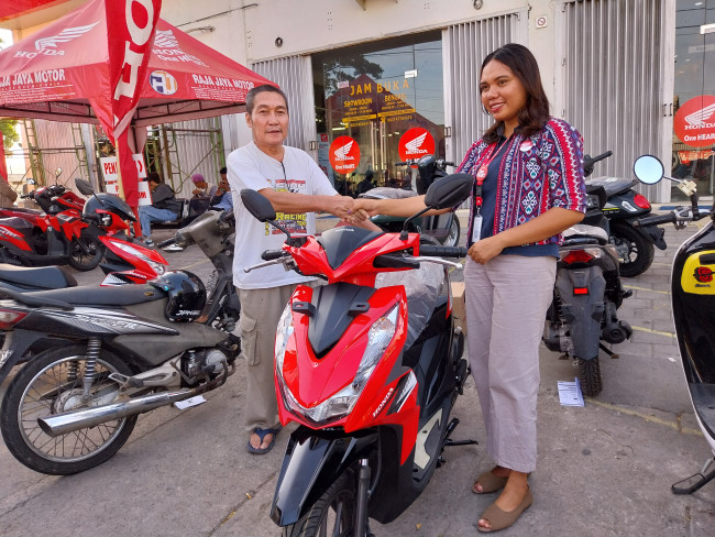 Serah terima Grand Prize Honda Beat di halaman CV Raja Jaya Motor, Jumat (17/11)