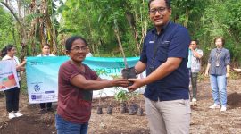 Pimpinan Cabang BRI Maumere Heru Pratomo menyerahkan simbolis bantuan bibit mangga kepada petani di Desa Habi, Kamis (23/11)