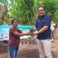 Pimpinan Cabang BRI Maumere Heru Pratomo menyerahkan simbolis bantuan bibit mangga kepada petani di Desa Habi, Kamis (23/11)