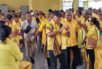 Wakil Ketua DPP Partai Golkar Melchias Markus Mekeng disambut peserta Konsolidasi Partai Golkar Kabupaten Sikka, Sabtu (25/11)