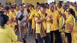 Wakil Ketua DPP Partai Golkar Melchias Markus Mekeng disambut peserta Konsolidasi Partai Golkar Kabupaten Sikka, Sabtu (25/11)