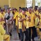 Wakil Ketua DPP Partai Golkar Melchias Markus Mekeng disambut peserta Konsolidasi Partai Golkar Kabupaten Sikka, Sabtu (25/11)